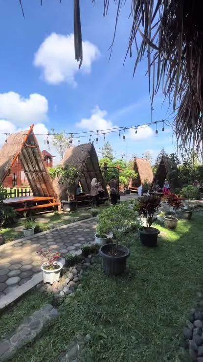 Gazebo beratap rumbia dan jalan setapak di antara tanaman buah Pawon Wangi.